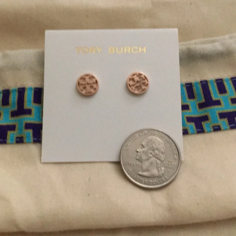 🆕 Tory Burch Rose Gold Circle Logo Studs - Picture 5 of 5